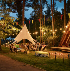 miejsce ogniskowe z domkiem typu brda